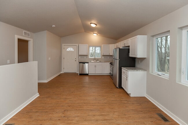 Building Photo - Updated 3 Bed 2 Bath Home