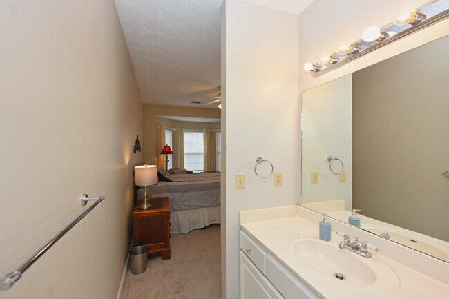 Building Photo - FULLY FURNISHED 2BR CONDO WITH MONTHLY LEASE TERMS