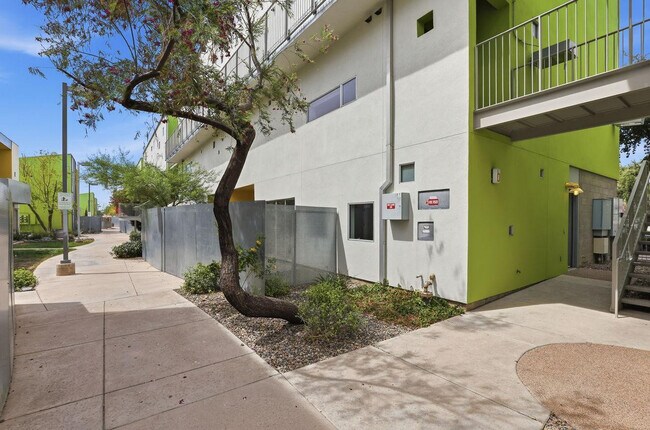 Building Photo - 1111 W University Dr