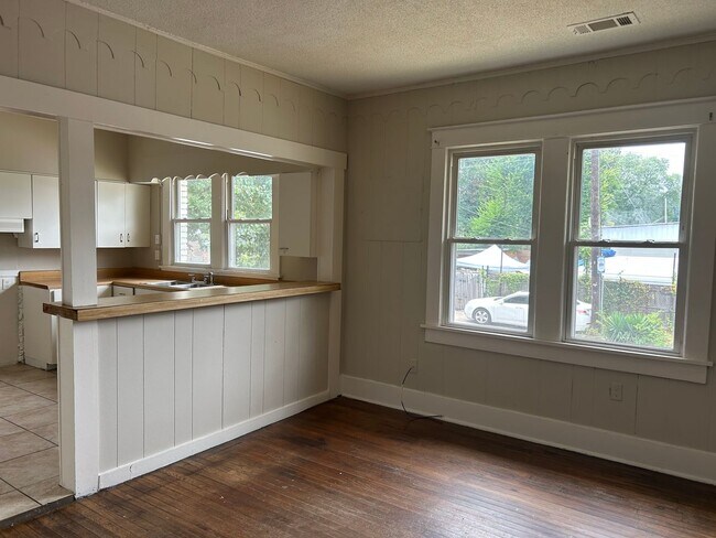 Building Photo - 4 BR 2 bath