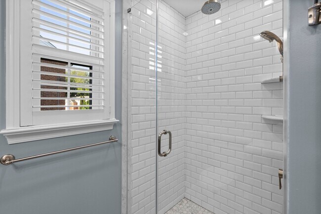 Building Photo - 3 Bed 2.5 Bath - Bethesda Split Level Single Family - Move In Ready