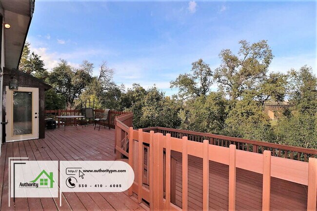 Building Photo - 875 Lakeview Dr