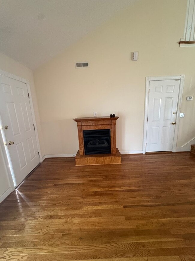 Building Photo - Charming Updated Townhouse in Bristol, VA