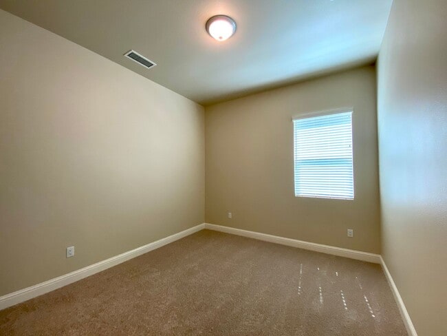 Building Photo - $2,495 Leonard & Ashlan, 3 Bedroom Home - ...