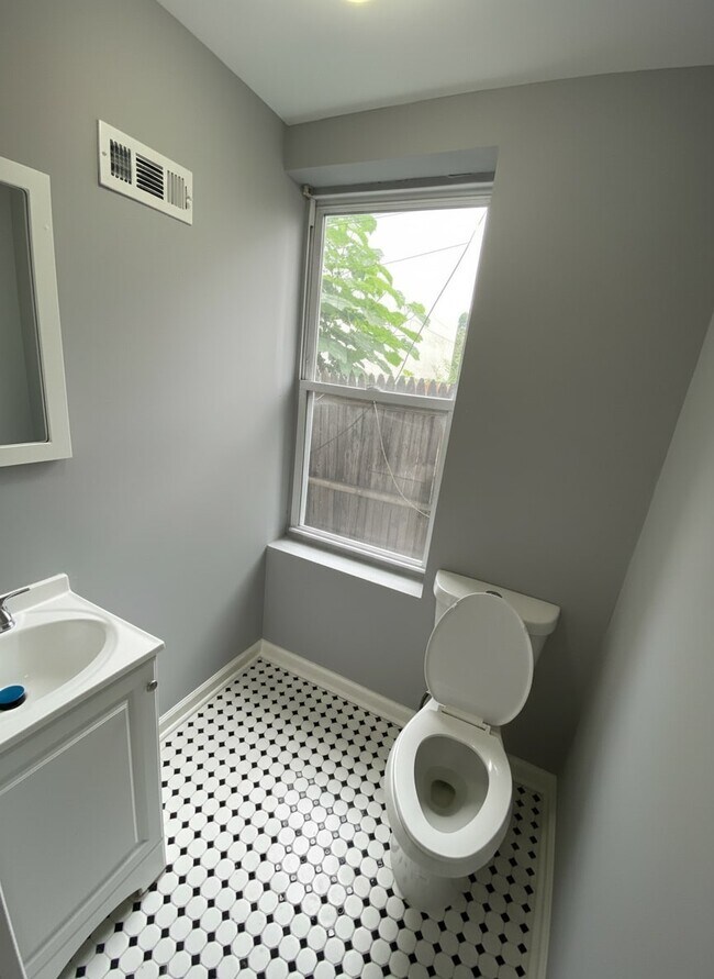 Building Photo - 1911 Fontain St