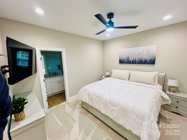 Building Photo - 571 Reid St