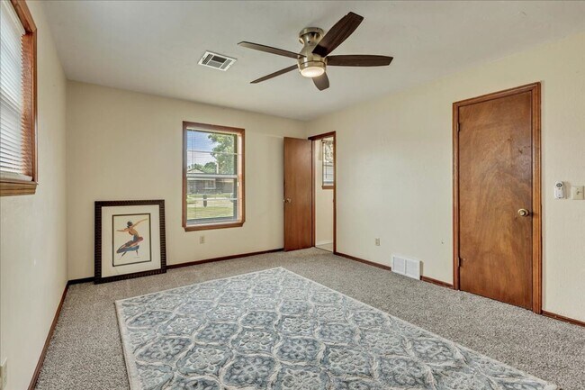 Building Photo - Huge Living Room with Fireplace!!!
