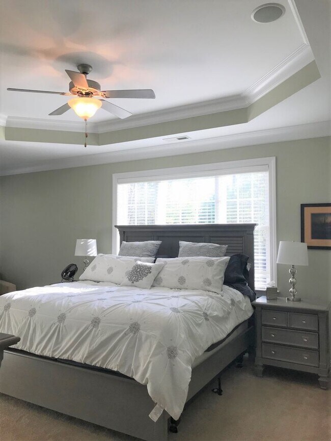 Building Photo - CROWN POINTE