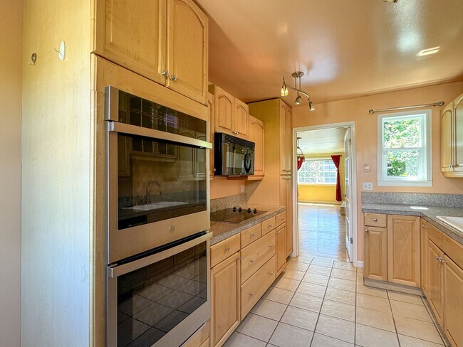 Building Photo - 356 N 77th St