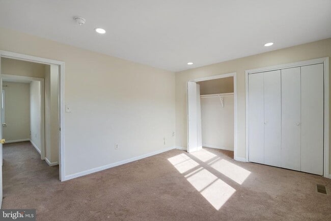 Building Photo - 9 Park Square Dr