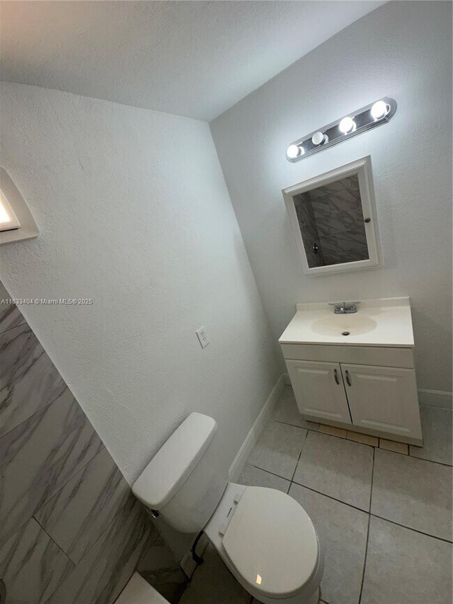 Building Photo - 921 W 80th Pl