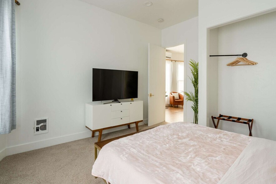 Building Photo - 1425 SE 41st Ave