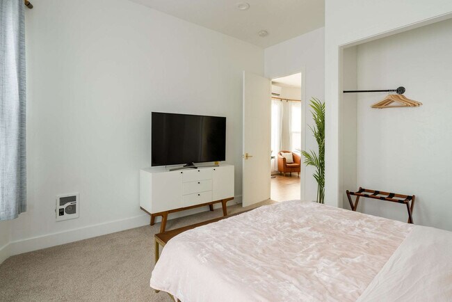 Building Photo - 1425 SE 41st Ave