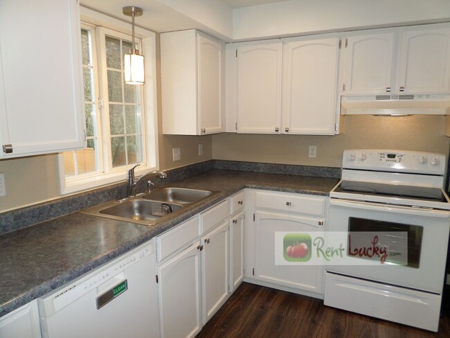 Building Photo - Stunning and LARGE Remodeled 3-Bedroom Hom...