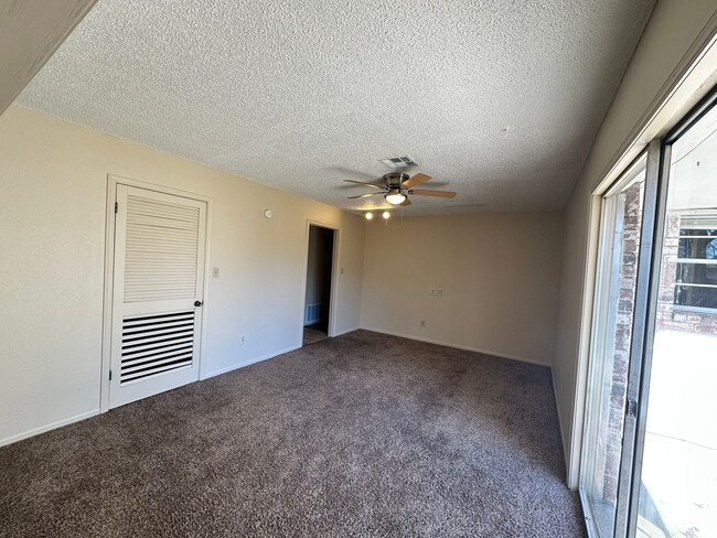 Building Photo - 3-bed 1.5-bath Rental Home Available in No...