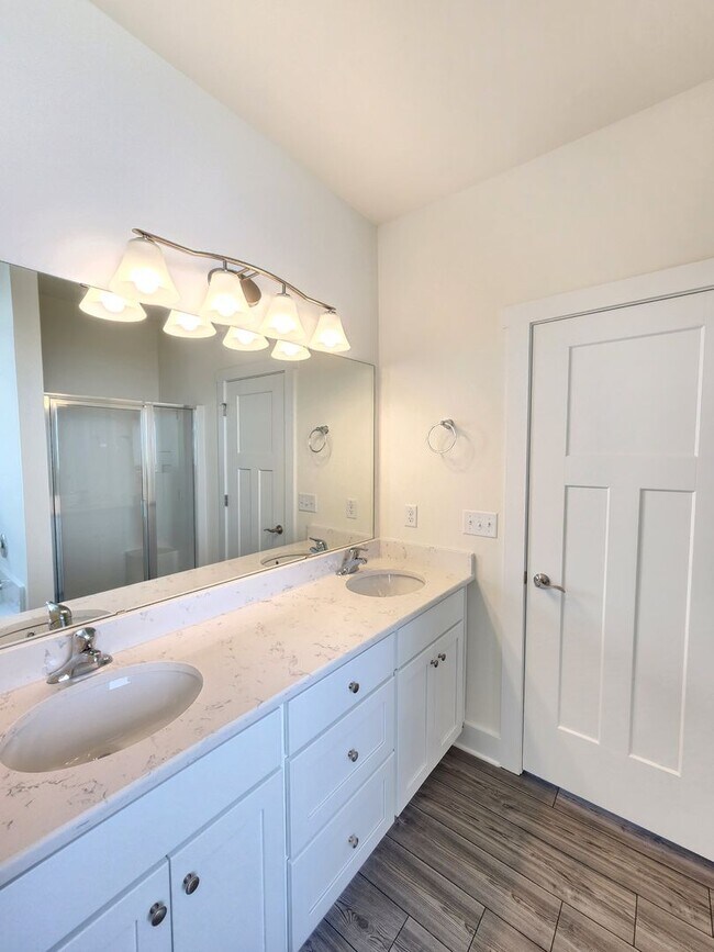 Building Photo - Black Mountain Rental!