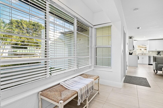 Building Photo - 124 Oregon Ln