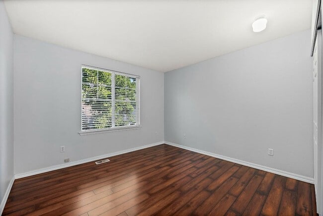 Building Photo - Modern 4-Bedroom Home with 5-Piece Primary...