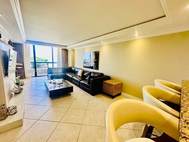 Building Photo - 2555 Collins Ave