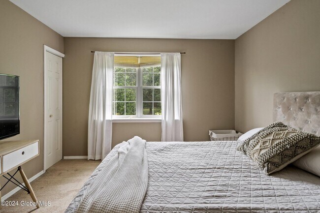 Building Photo - 9 Oxford Dr