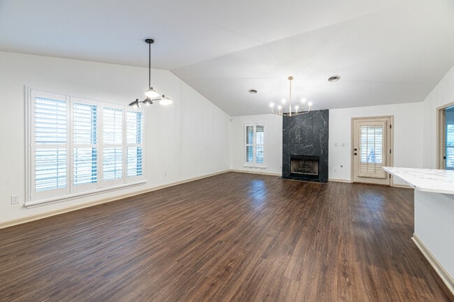 Building Photo - 632 Applegate Ln