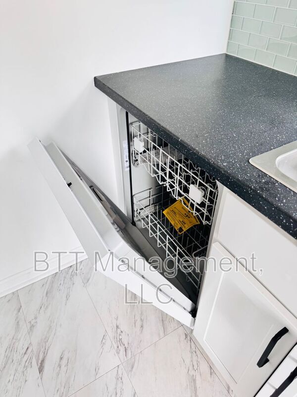 Building Photo - 8400 Greenwood Ave