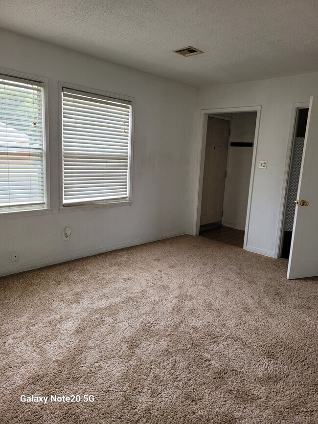 Building Photo - 526 E Harmon Dr