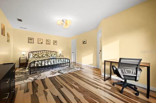 Building Photo - 3 Ryecroft Ln