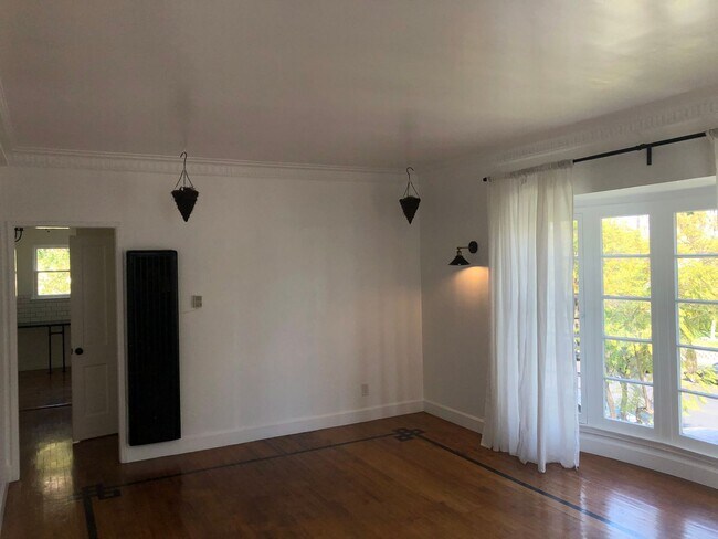 Building Photo - ******* BEAUTIFUL FRENCH NORMANDY STYLE 2BR APARTMENT *******