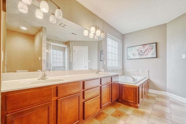 Building Photo - 2001 Cecil St