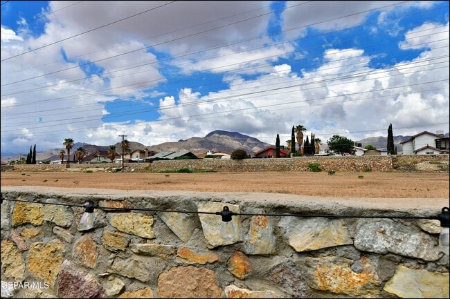 Building Photo - 10937 Northview Dr