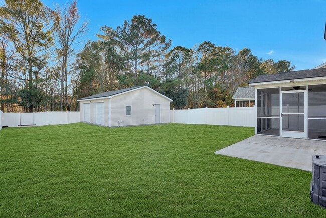 Building Photo - 3 bedroom 2 1/2 bath with loft