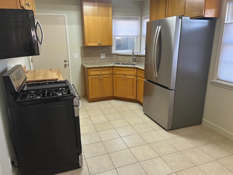 Building Photo - 2021 Ocean Park Pl N