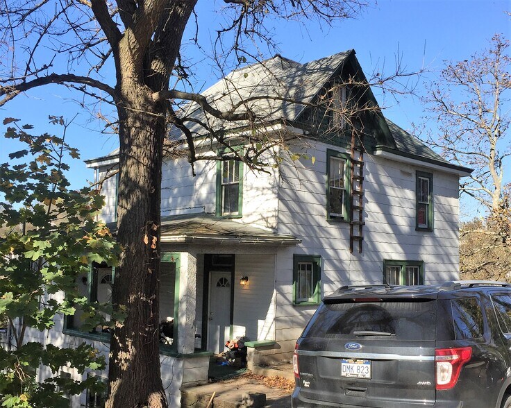 Primary Photo - 922 College Ave