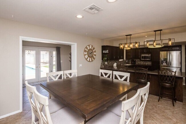 Building Photo - 4 Bedroom Pool Home Located Downtown