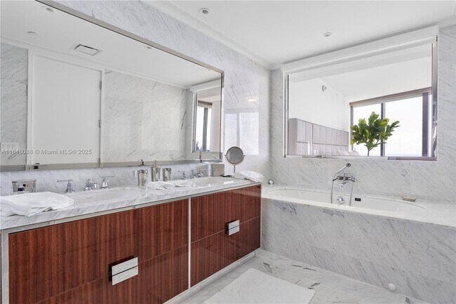Building Photo - 15701 Collins Ave