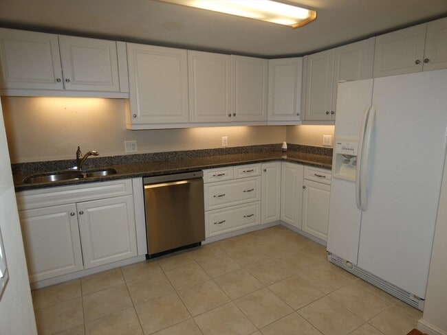 Building Photo - 380 Place Ln