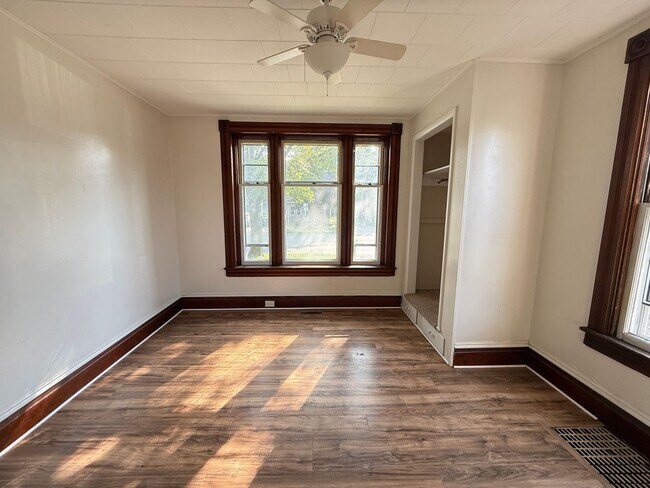 Building Photo - 306 N Elm Ave
