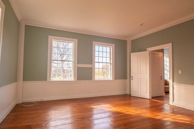 Building Photo - 267 N River Rd