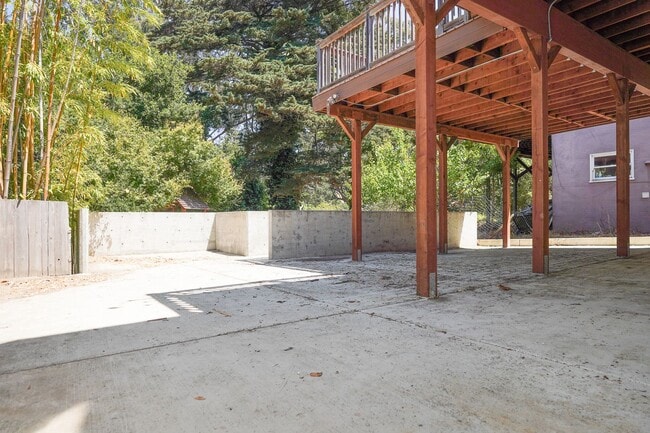 Building Photo - Stunning 4 Bedroom Home In Sought After Pi...