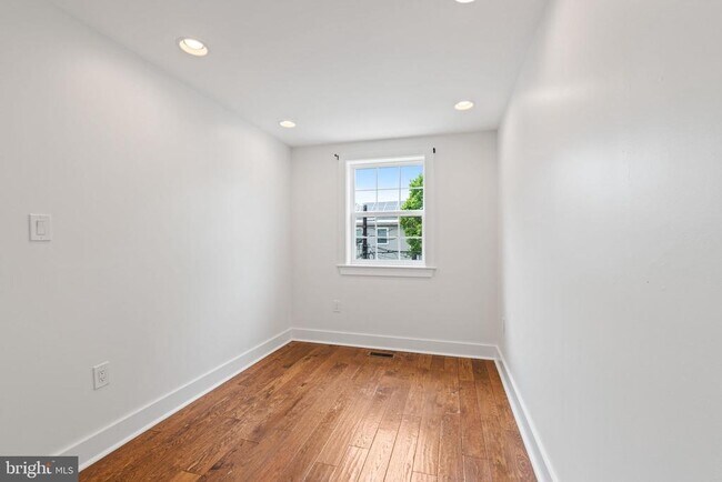Building Photo - 1110 Orren St NE