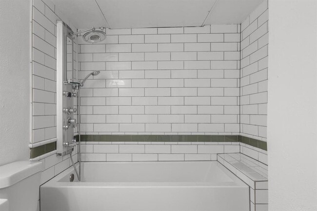 Building Photo - 505 W 7th St