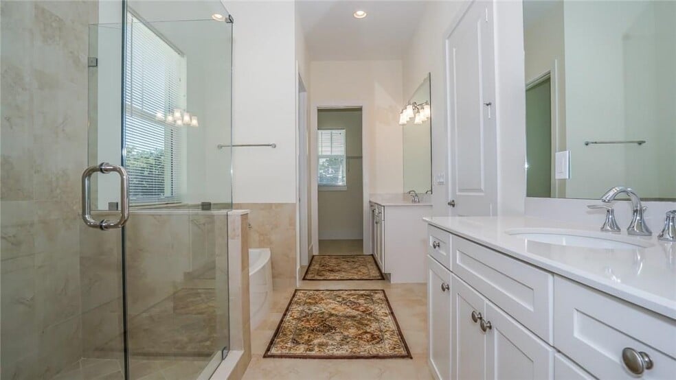 primary bath - 918 NE 17th Way