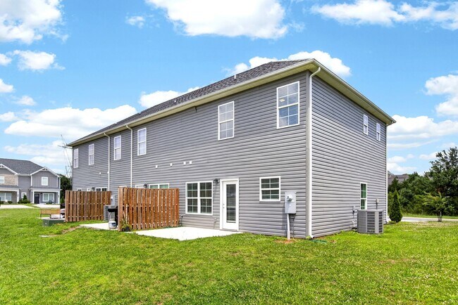 Building Photo - Luxury Townhome