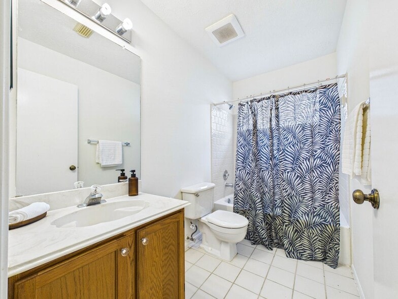 Building Photo - 814 Lochnell Dr