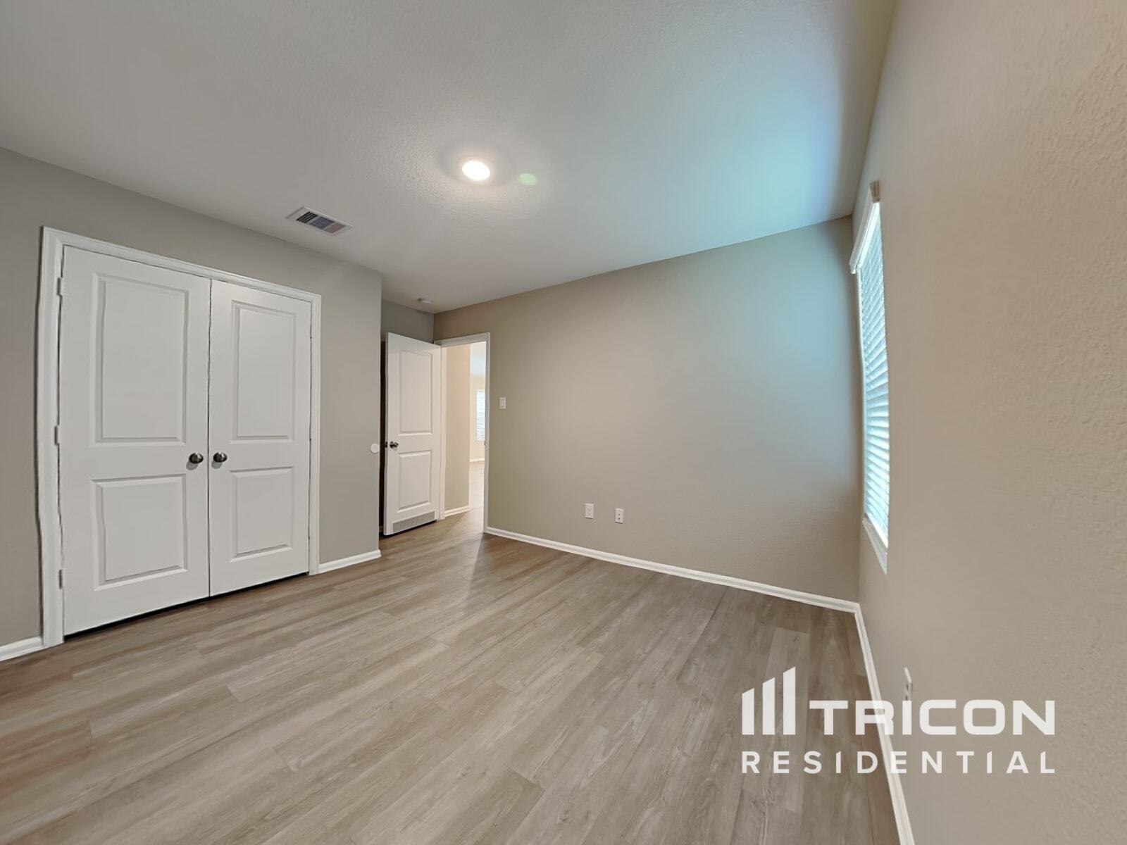 Building Photo - 10487 Pineland Dr