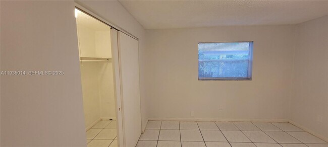 Building Photo - 4621 SW 33rd Ave