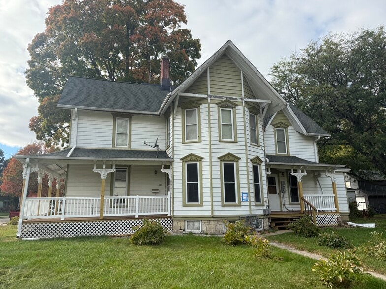 Cute Victorian Duplex Near City Beach - 502 W South St
