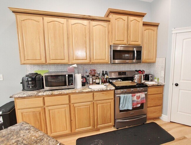 Building Photo - Immaculate Home Nestled in a Quiet Neighbo...