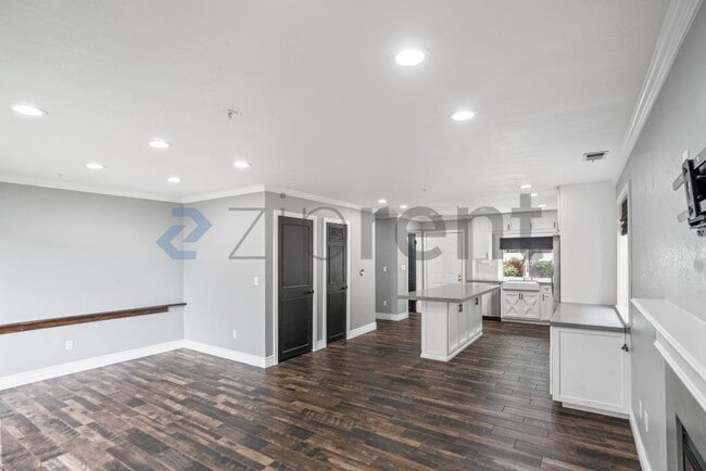 Building Photo - 5045 Hiller Ln